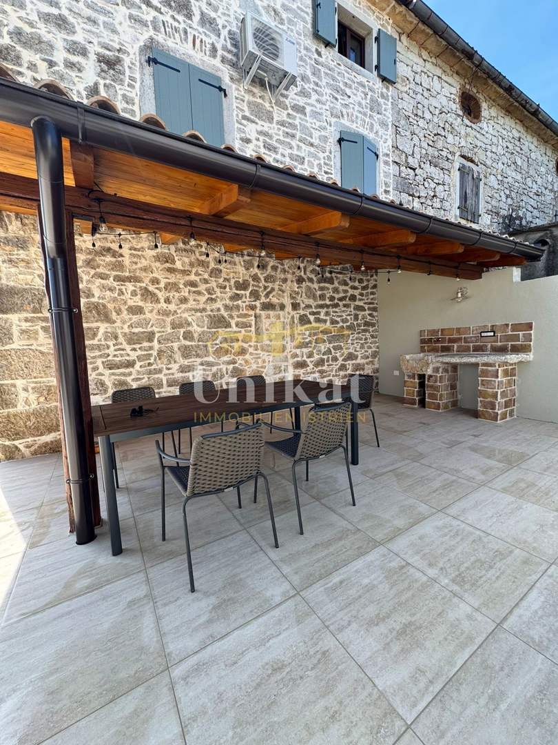 Renovirana kamnita hiša s bazenom